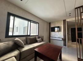 Beautiful apartment footsteps from the beach，位于Mehdiya-Plage的酒店