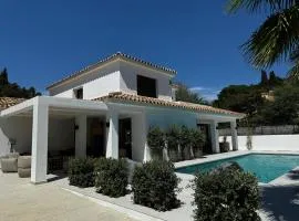 Family Holiday Bliss in Marbella- Brand-New 4 Bedroom VILLA with Garden, Private Pool & Jacuzzi, Marbesa 500 m to the Beautiful Cabopino Beach