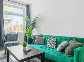 Stanion Luxurious 3 Bedroom Modern House Northamptonshire, Double, Twins, Single, Free Parking, Free Wi-Fi, Pets, Up to 8 Sleeps, 4 Smart TVs