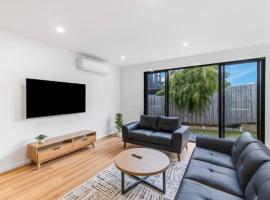 "Elegant Home in Highton with Stunning City Views"，位于吉朗的酒店