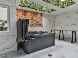 23 Trafalgar Square