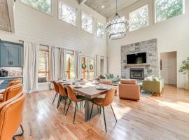 Deluxe Riverfront Cabin in Broken Bow with Hot Tub!，位于布罗肯鲍的酒店