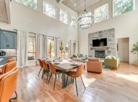 Deluxe Riverfront Cabin in Broken Bow with Hot Tub!