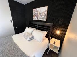 Pura Vida Private Access, Room & Bathroom，位于西棕榈滩的酒店
