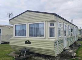 Mark and Teresa's 8 berth caravan on Coral Beach Ingoldmels，位于英戈尔德梅尔斯的酒店