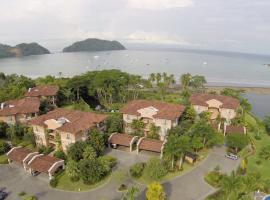 Ocean front Herradura Bay Condo, Costa Rica，位于赫拉多拉的酒店