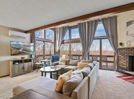 Pocono Mountain Village at Camelback 294 Overlook Way，位于坦纳斯维尔的酒店