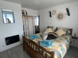 Chambre safari individuelle avec partie commune A 6min de l A26 et 15 min de stOmer, lumbres et aire sur la lys