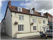 The Crown Inn，位于赫尔姆斯利的酒店