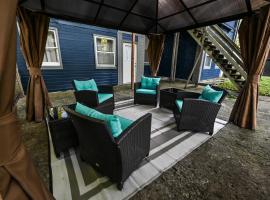 Dual patios, Free Laundry Service, College steps，位于Atchison的酒店