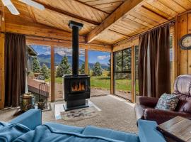 Rustic Mountain Chalet with Breathtaking Views，位于弗拉格斯塔夫的酒店