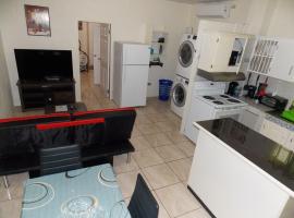 Stewart Apt- Trincity, Airport, Washer, Dryer, Office, Cable , WiFi，位于Trincity 的酒店