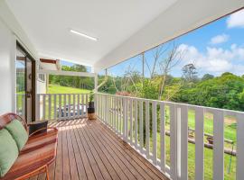 Pet friendly cozy cabin，位于Woombye的酒店