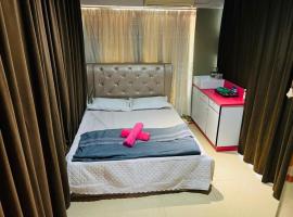 Standard Queen room with Shared Bathroom，位于瓜拉丁加奴的带按摩浴缸的酒店