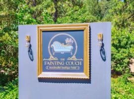 The Fainting Couch Boutique Hotel，位于Cobb的酒店