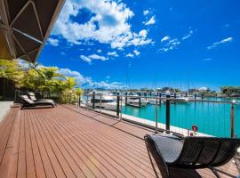 Airlie Beach Marina-Front Luxury at 10 The Cove，位于埃尔利海滩的别墅