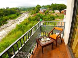 Aachman River and Valley View Resort Dharamshala - A riverside resort with balcony view，位于达兰萨拉的酒店