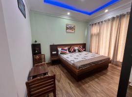 Naldehra-homestay & family suite apartments with balcony，位于马舍布拉的酒店