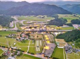 GrandPrixCamp Red Bull Ring - closest camping to the track, tents next to the main entrance，位于施皮尔贝格的酒店