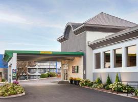 Comfort Suites Kingston Central，位于金斯顿的酒店