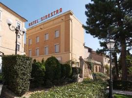 Hotel Ristorante La Ginestra，位于雷卡纳蒂的酒店