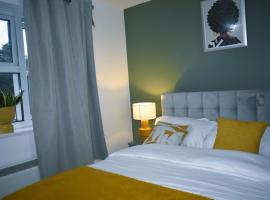 Luxury 2 bed House with 3 beds,3 Free Parking lot in Dartford Near Town Centre, Adjacent Bus Stop, Train Station, Bluewater Mall, 25mins to London City Airport,20 miles from Central London，位于达特福德的酒店