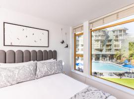 Cascade Lodge Premium Suite, with Pool & Hot Tub，位于惠斯勒的酒店