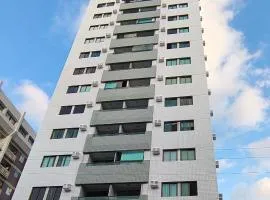 Confortável apartamento com 2 quartos, sendo um suíte, varanda, ampla sala, cozinha área de serviço e banheiro social