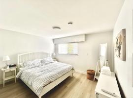 Cozy 3BR Holiday Retreat 2 Free Parking AC King BD，位于温哥华的酒店