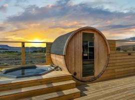 Relaxing Cabin with Hot Tub and Sauna I Serene Retreat，位于Veiðilundur的酒店