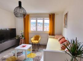 Chic appartement au centre ville，位于拉绍德封的酒店