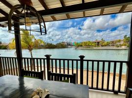 Waterlands Village, Casa Cascaya - Amazing views!，位于克拉伦代克的度假屋