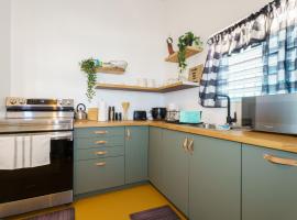 Centrally Located Beach and Restaurant Centric，位于卡沃罗霍的酒店