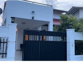 Ultra Modern 3 Bedroom Villa，位于加姆珀哈的酒店