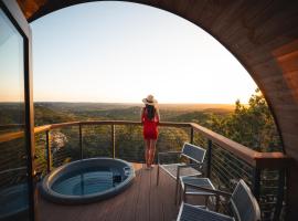 Cozy Tiny Home Amidst Green Landscapes with Hot tub，位于温伯利的酒店
