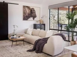 Bluegum Hideaway - luxury accom, air-con throughout, 2 kitchen & living areas