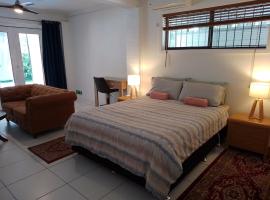 2 bedrooms 2 queen beds private bathroom own entry，位于Long Jetty的民宿