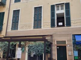 Appartamento centro storico loano con ascensore posto auto wifi，位于洛阿诺的酒店
