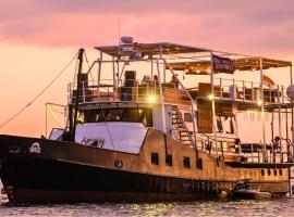 Floating Hotel SALTWATER COWBOYS，位于库塔的船屋