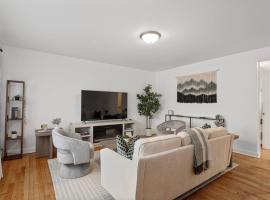 Stylish 2BR Near O'Hare Modern & Easy Access，位于德斯普兰斯的酒店