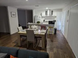 4 Bedroom Wandina Home - 5 TVs & Close to Shopping Centre