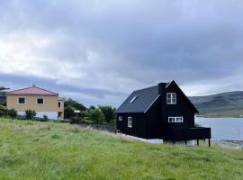 Charming 3-bedroom Home With Stunning Fjord Views，位于Tvøroyri的酒店