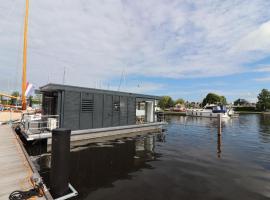 Spend the night on the water in Lemmer，位于莱米尔的酒店