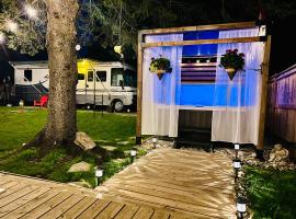 Balkans RV and Hottub Backyard Retreat，位于Park Head的豪华帐篷营地