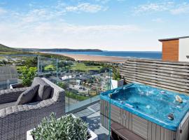 18 Woolacombe East - Luxury Apartment at Byron Woolacombe, only 4 minute walk to Woolacombe Beach!，位于伍拉科姆的酒店
