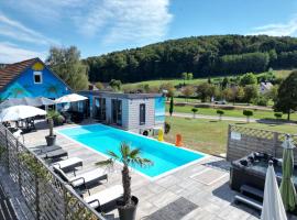 Feriendomizil Schleich im Thermenland，位于巴特格莱兴贝格的带热水浴缸的酒店