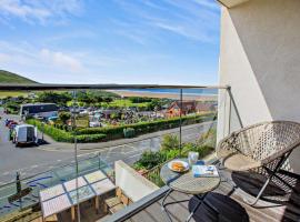 6 Woolacombe West - Luxury Apartment at Byron Woolacombe, only 4 minute walk to Woolacombe Beach!，位于伍拉科姆的酒店