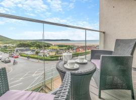 8 Woolacombe West - Luxury Apartment at Byron Woolacombe, only 4 minute walk to Woolacombe Beach!，位于伍拉科姆的酒店