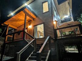 BRAND NEW! Moonlight view Luxury modern cabin，位于汤森德的酒店