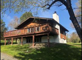 Beautiful Windham Chalet 2 minutes to the Mountain，位于温德姆的低价酒店